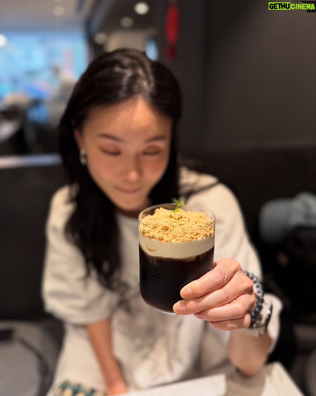 Aviis Zhong - 6.8K Likes - 與咖啡的約會日~
「Cuuup of coffee」 是小男孩樂團的吉他手aka昌哥aka聯廣集團執行長的咖啡廳,
我手握一杯冠軍咖啡師の春季限量の ‘’春芽‘’ (麵茶 奶蓋 冷萃)
omg 我以為我來到一間沒有酒精的酒吧~
讚耶❤️
@cuuup_coffee_13123
@vince1689