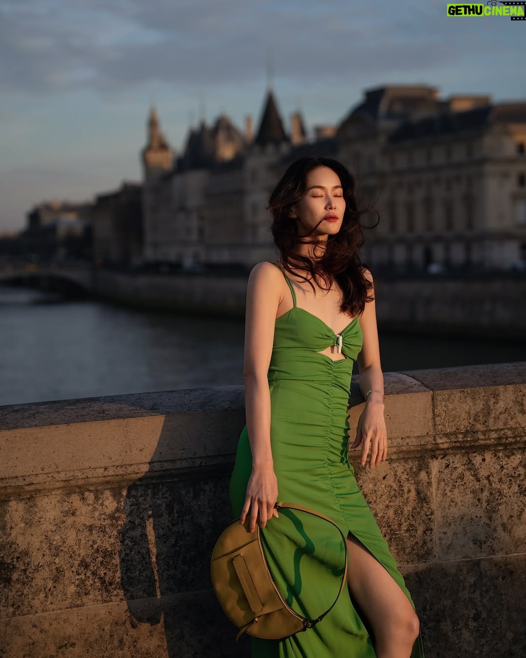 Aviis Zhong - 7.4K Likes - 那是在Pont-Neuf的黃昏,
週五傍晚,只有10度吧!
人來人往的旅客,並沒有把巴黎最美的橋弄垮,
只是探頭看看我,看看對面的聖母院何時修復好,
想著8年前,我騎著自行車經過這座橋,
唯一沒變的是,
風一樣大。
It was dusk at Pont-Neuf,
a Friday evening, probably around 10°C.
Tourists came and went, but they didn’t crush the most beautiful bridge in Paris.
They just glanced at me,
then at Notre-Dame across the river, wondering when it would be fully restored.
I thought about eight years ago,
when I rode my bike across this bridge.
The only thing that hasn’t changed,
The wind,
it’s just as strong.
@longchamp
#LongchampLiveGreen
#最愛這組照片了
photographer: @h_paris_h
Make- up: @backstage_aga
Hair: @hc_kila
Manage team: @lemon0825 @kuoshuyu729