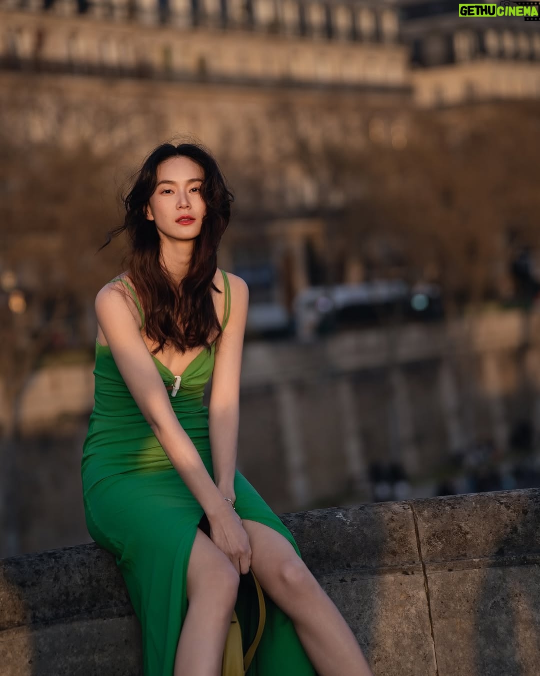 Aviis Zhong - 7.4K Likes - 那是在Pont-Neuf的黃昏,
週五傍晚,只有10度吧!
人來人往的旅客,並沒有把巴黎最美的橋弄垮,
只是探頭看看我,看看對面的聖母院何時修復好,
想著8年前,我騎著自行車經過這座橋,
唯一沒變的是,
風一樣大。
It was dusk at Pont-Neuf,
a Friday evening, probably around 10°C.
Tourists came and went, but they didn’t crush the most beautiful bridge in Paris.
They just glanced at me,
then at Notre-Dame across the river, wondering when it would be fully restored.
I thought about eight years ago,
when I rode my bike across this bridge.
The only thing that hasn’t changed,
The wind,
it’s just as strong.
@longchamp
#LongchampLiveGreen
#最愛這組照片了
photographer: @h_paris_h
Make- up: @backstage_aga
Hair: @hc_kila
Manage team: @lemon0825 @kuoshuyu729