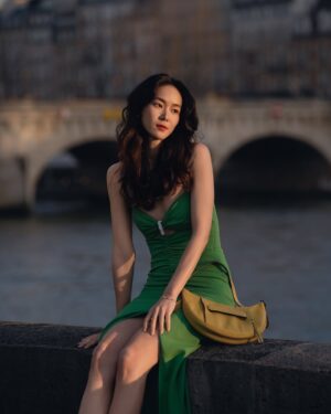 Aviis Zhong Instagram - 那是在Pont-Neuf的黃昏，
週五傍晚，只有10度吧！
人來人往的旅客，並沒有把巴黎最美的橋弄垮，
只是探頭看看我，看看對面的聖母院何時修復好，
想著8年前，我騎著自行車經過這座橋，
唯一沒變的是，
風一樣大。

It was dusk at Pont-Neuf,
a Friday evening, probably around 10°C.
Tourists came and went, but they didn’t crush the most beautiful bridge in Paris.
They just glanced at me,
then at Notre-Dame across the river, wondering when it would be fully restored.
I thought about eight years ago,
when I rode my bike across this bridge.
The only thing that hasn’t changed，
The wind，
it’s just as strong.

@longchamp 

#LongchampLiveGreen
#最愛這組照片了

photographer： @h_paris_h 
Make- up： @backstage_aga 
Hair： @hc_kila 
Manage team： @lemon0825  @kuoshuyu729
