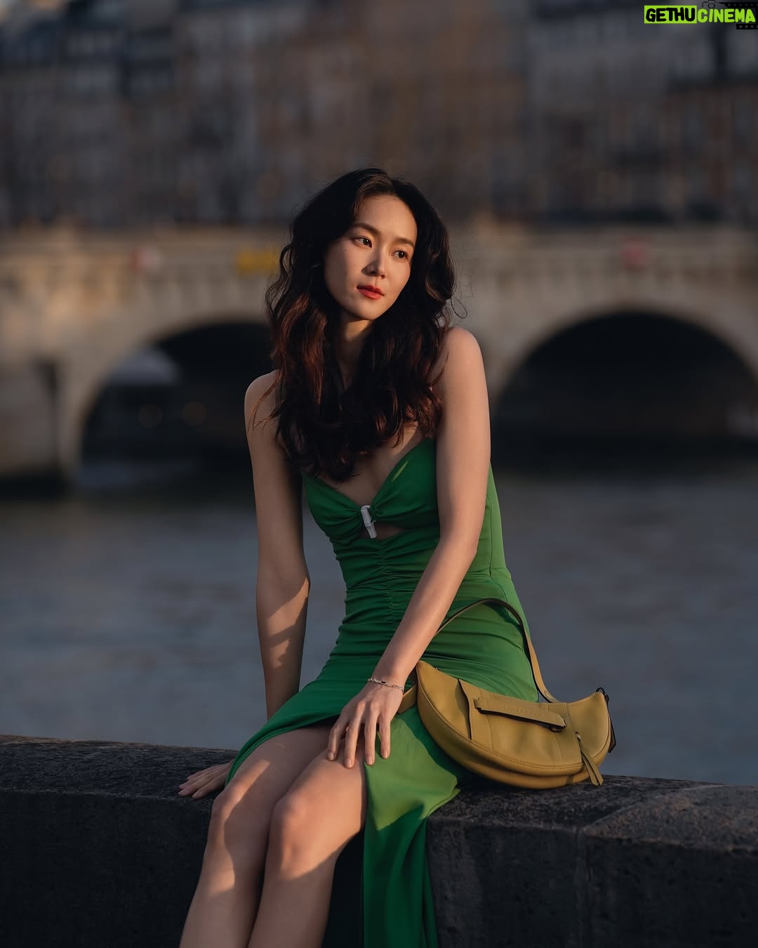 Aviis Zhong - 7.4K Likes - 那是在Pont-Neuf的黃昏,
週五傍晚,只有10度吧!
人來人往的旅客,並沒有把巴黎最美的橋弄垮,
只是探頭看看我,看看對面的聖母院何時修復好,
想著8年前,我騎著自行車經過這座橋,
唯一沒變的是,
風一樣大。
It was dusk at Pont-Neuf,
a Friday evening, probably around 10°C.
Tourists came and went, but they didn’t crush the most beautiful bridge in Paris.
They just glanced at me,
then at Notre-Dame across the river, wondering when it would be fully restored.
I thought about eight years ago,
when I rode my bike across this bridge.
The only thing that hasn’t changed,
The wind,
it’s just as strong.
@longchamp
#LongchampLiveGreen
#最愛這組照片了
photographer: @h_paris_h
Make- up: @backstage_aga
Hair: @hc_kila
Manage team: @lemon0825 @kuoshuyu729