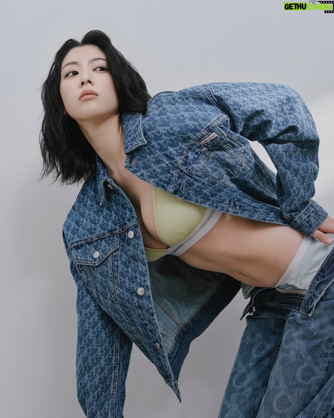 Ayaka Miyoshi - 195.7K Likes - -Calvin Klein-
This CK logo denim is a little different from usual.
Makes me feel like I've discovered a new side of myself.
Loving it!
@calvinklein
#calvinklein
#PR