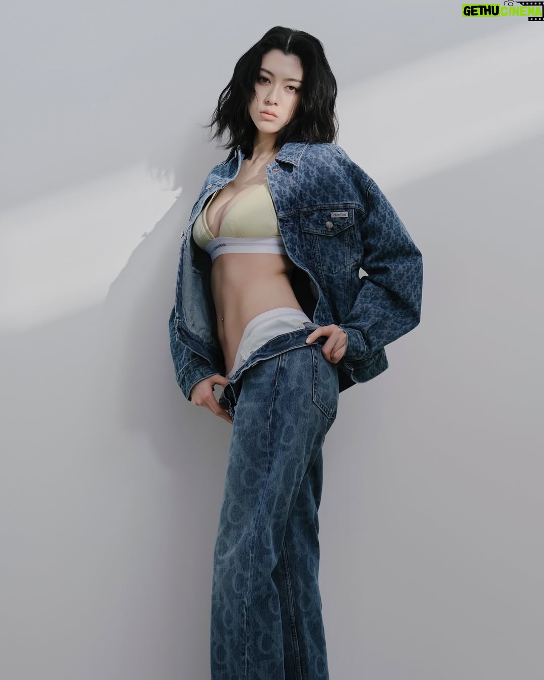 Ayaka Miyoshi - 195.7K Likes - -Calvin Klein-
This CK logo denim is a little different from usual.
Makes me feel like I've discovered a new side of myself.
Loving it!
@calvinklein
#calvinklein
#PR