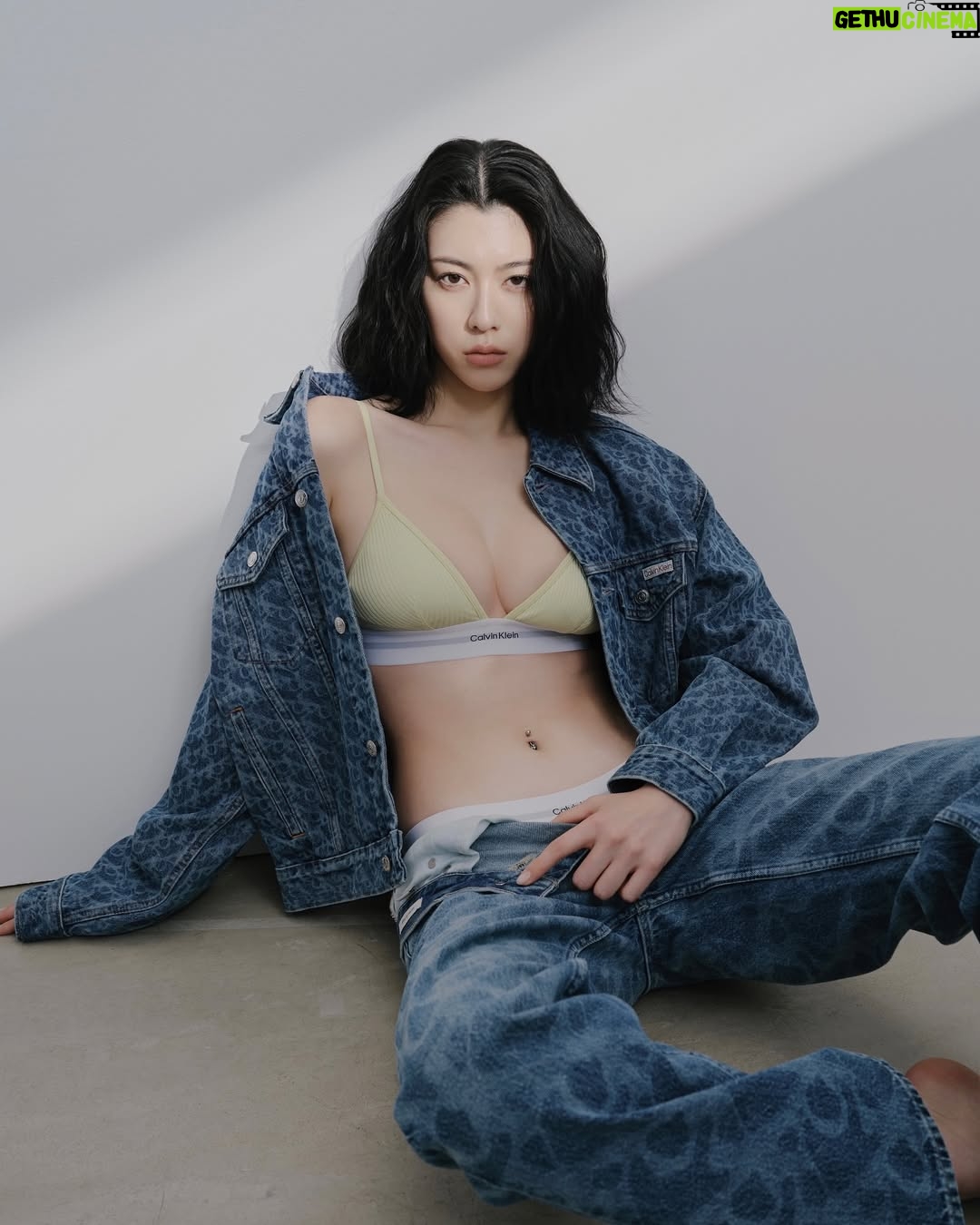 Ayaka Miyoshi - 195.7K Likes - -Calvin Klein-
This CK logo denim is a little different from usual.
Makes me feel like I've discovered a new side of myself.
Loving it!
@calvinklein
#calvinklein
#PR
