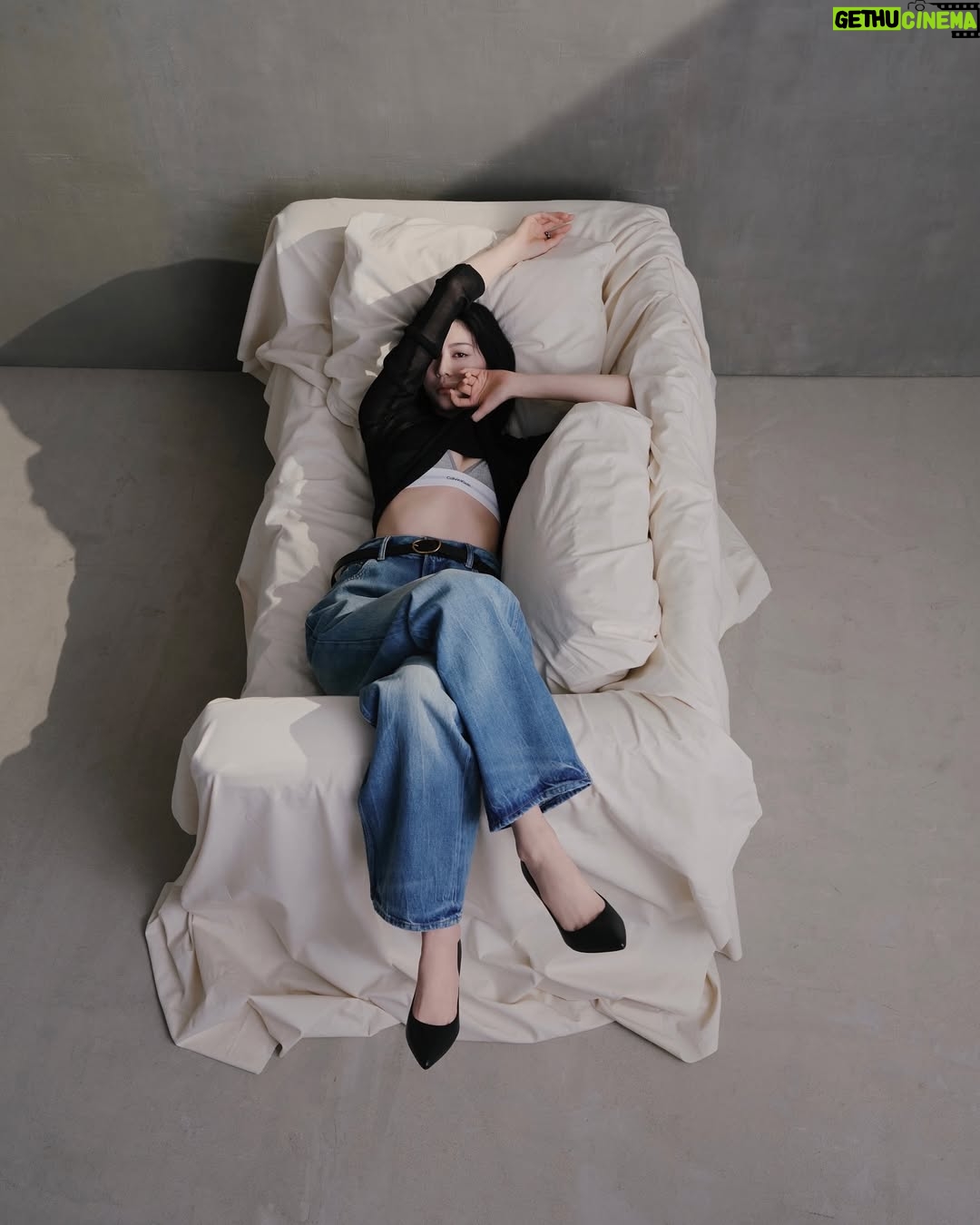 Ayaka Miyoshi - 195.7K Likes - -Calvin Klein-
This CK logo denim is a little different from usual.
Makes me feel like I've discovered a new side of myself.
Loving it!
@calvinklein
#calvinklein
#PR