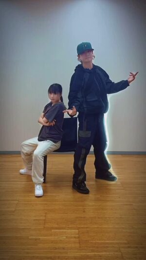 Ayumi Ishida Instagram - 即興振り付け会
今回のお題は「椅子」
かえでぃーの振り付けにみんなでわちゃわちゃと楽しい時間でした〜

#dapump #石田亜佑美 #加賀楓 #tomo #ハロプロ