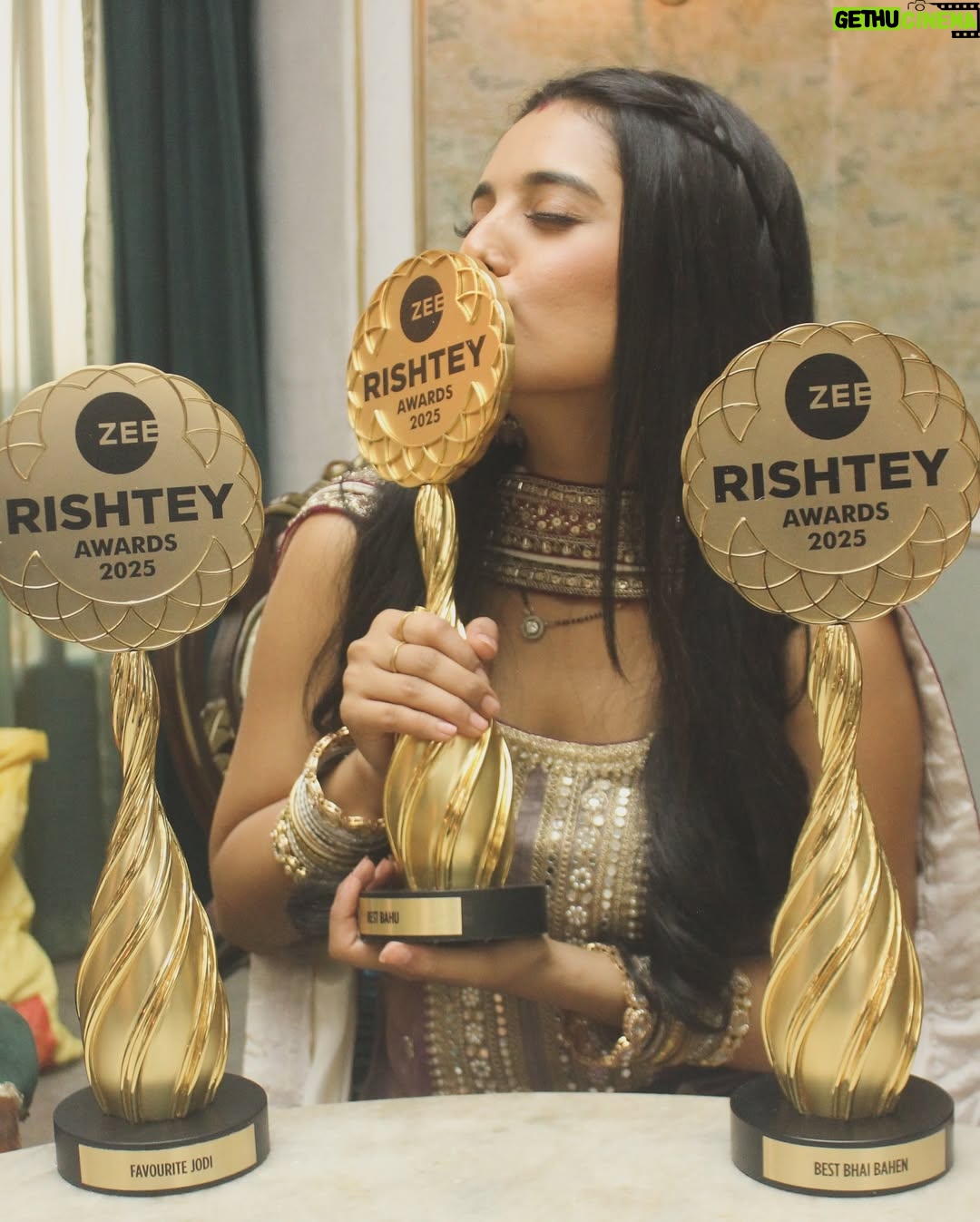 Ayushi Khurana - 29.8K Likes - Winning three awards felt like a dream come true. As a child, I used to watch the Zee Rishtey Awards, never imagining that one day I would perform on that very stage and receive awards as an actor. I am here today only because of my mother Thank you, Mumma @soniakhurana432 for everything. And to the love of my life @suraj.kakkar thank you for always being my biggest support. None of this would be possible without you.”
Thank you @sonnalakakar @goldiebehl @uttamahhlawwat @roseaudiovisuals for giving me Reet♥️
Thank you @zeetv @burneytuba @anuragsings for making my dream come ture.
Managed by @rupesh.sonar thank you for managing me so well
Styled by @praanavsrathod
Dreams do come true—when you have love, support, and endless determination.