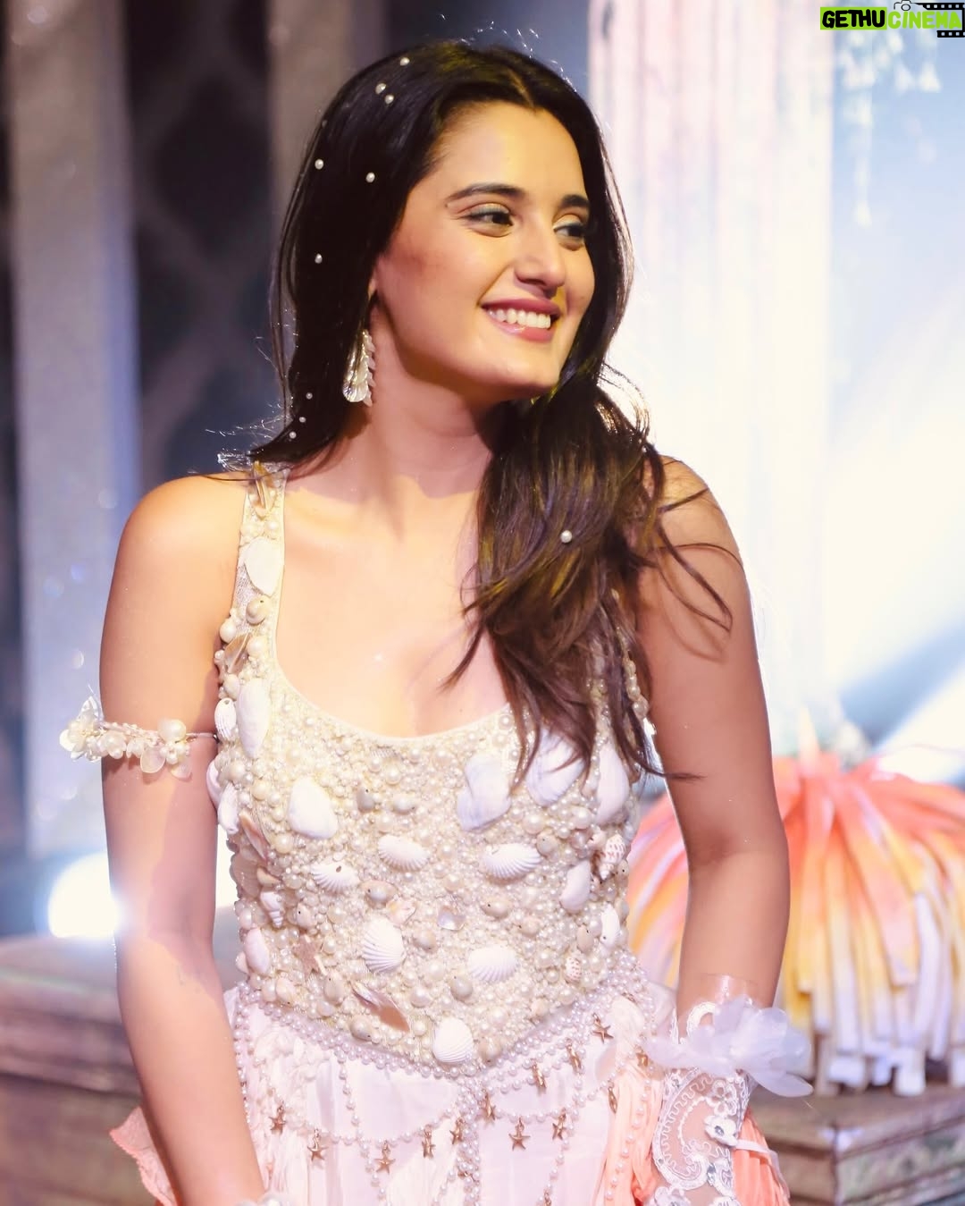Ayushi Khurana - 28.4K Likes - ✨#ZRA
Watch me tonight @zeerishteyawardsonzeetv