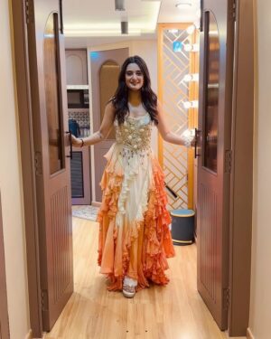 Ayushi Khurana Instagram - ✨#ZRA
Watch me tonight @zeerishteyawardsonzeetv