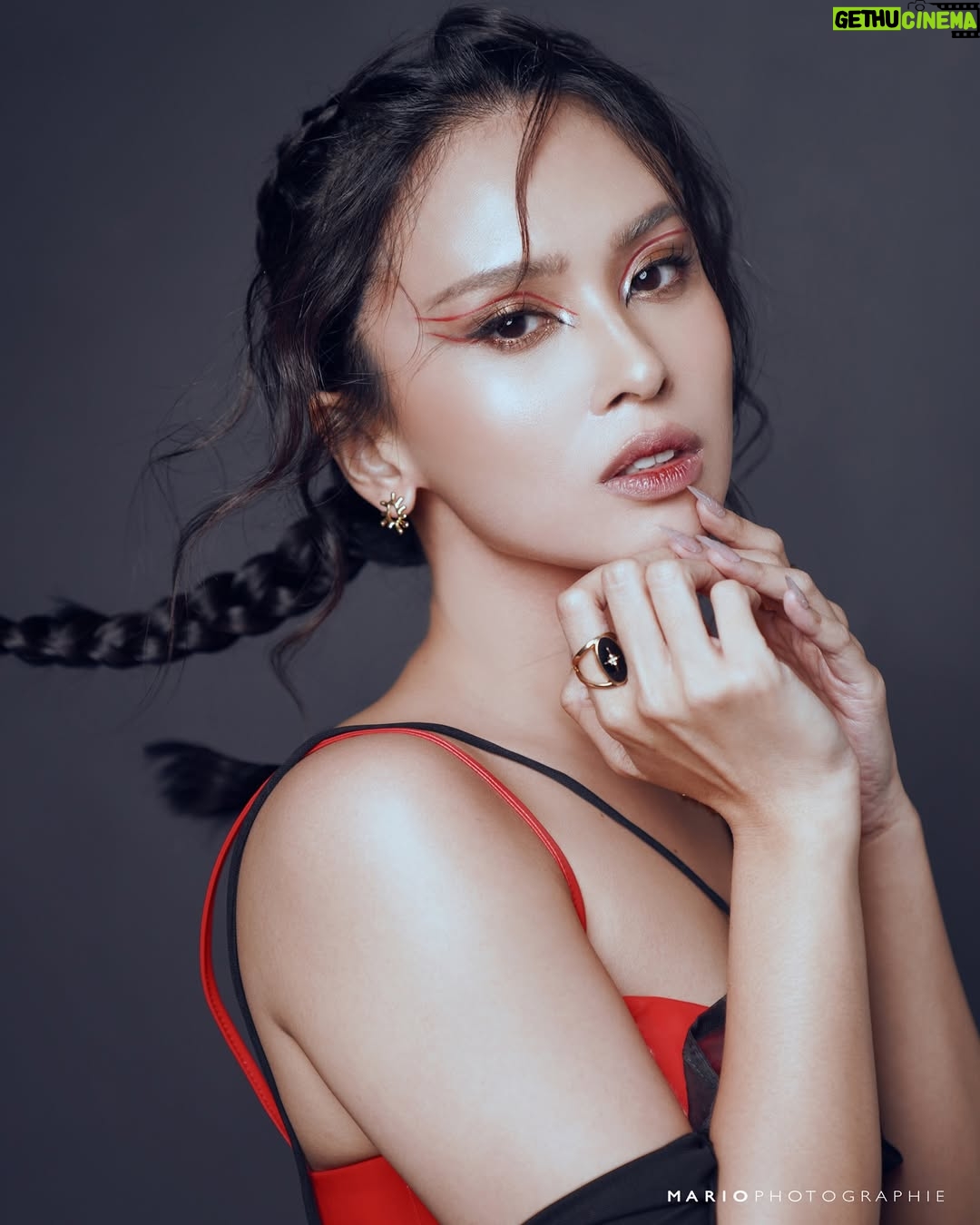 Ayushita - 3 Likes - The season to sparkle ✨
@ayushita in @samastudiofficial
Earring by @jacquemus
photo by @mariophotographie
styled by @iwanlatiff
Mua by @itsfrankywu
hair by @kim_mefta
Nail by @linneabeautybar_id
fashion team @dianacilsxx