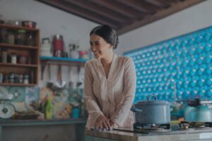 Ayushita Instagram - Coba tebak ada berapa episode dari Losmen Bu Broto: The Series yang akan tayang di tahun ini! Siap-siap aja tungguin tanggal tayangnya, hanya di Netflix! #NextOnNetflix2025