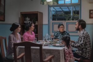 Ayushita Instagram - Coba tebak ada berapa episode dari Losmen Bu Broto: The Series yang akan tayang di tahun ini! Siap-siap aja tungguin tanggal tayangnya, hanya di Netflix! #NextOnNetflix2025