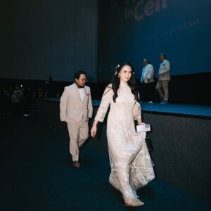 Ayushita Instagram - Sudah ketemu Bu Kemala di bioskop belum ? 👀 

Styled @wanda_haraa 
Dress @saptodjojokartiko 
Accessories @adellejewellery
Makeup @gunawan_beaute 
Photo @armanfebryan & @snap.nuel 

#2ndmiracleincellno7