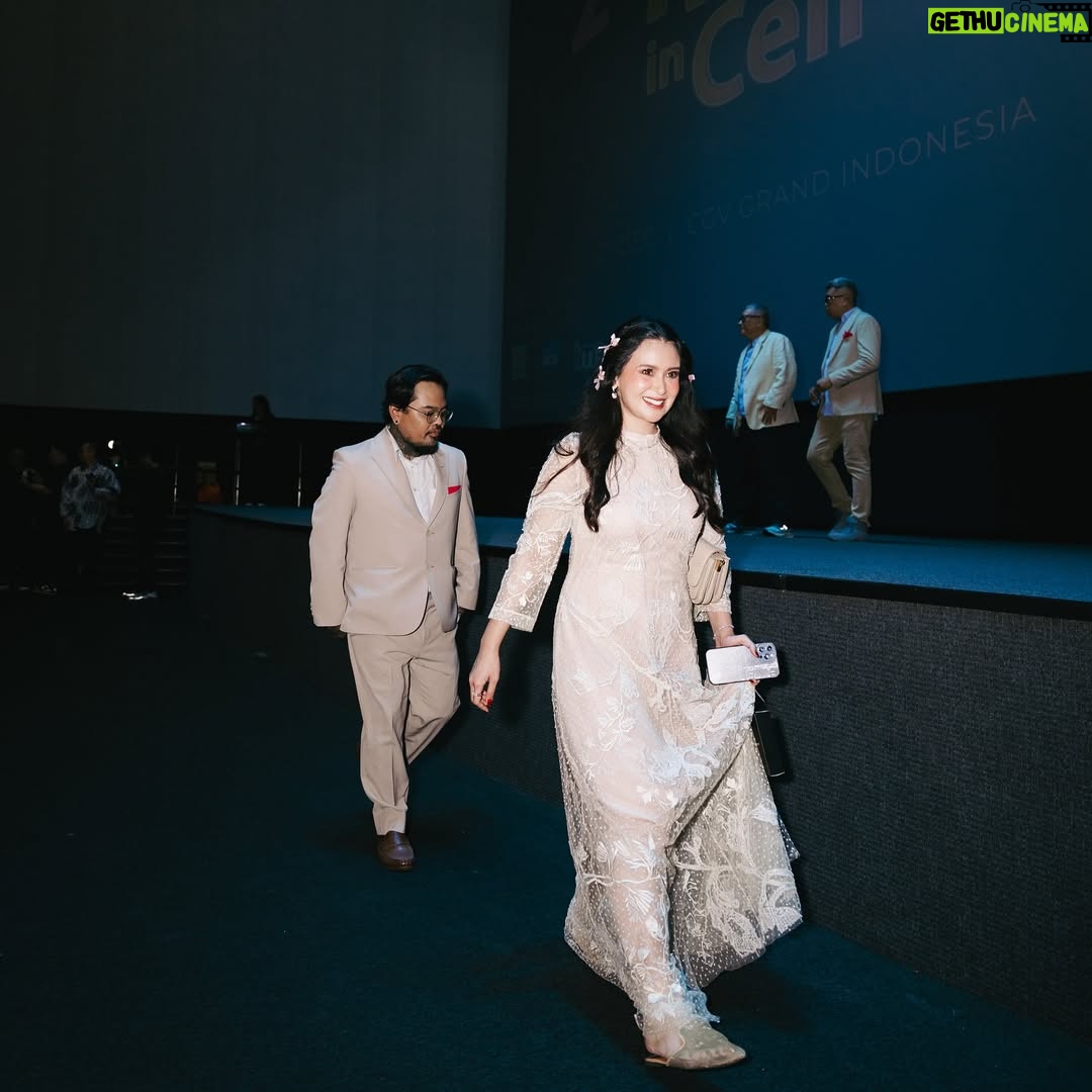 Ayushita - 3 Likes - Sudah ketemu Bu Kemala di bioskop belum ? 👀
Styled @wanda_haraa
Dress @saptodjojokartiko
Accessories @adellejewellery
Makeup @gunawan_beaute
Photo @armanfebryan & @snap.nuel
#2ndmiracleincellno7