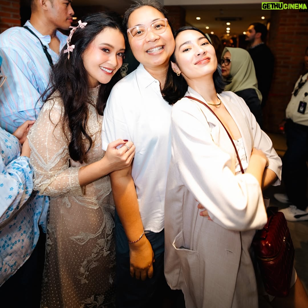 Ayushita - 3 Likes - Sudah ketemu Bu Kemala di bioskop belum ? 👀
Styled @wanda_haraa
Dress @saptodjojokartiko
Accessories @adellejewellery
Makeup @gunawan_beaute
Photo @armanfebryan & @snap.nuel
#2ndmiracleincellno7