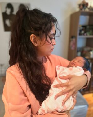 Ayushita Instagram - Lihatlah aku berproses ✨ dari tegang sampai jadi traaaanquilllooooo 😌 kewl huh? 

Terima kasih dibolehin gendong-gendong ur happiness, makes me happy too 💞🧚‍♀️ slide 3 cuteness overload 🫶🏼