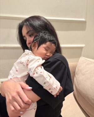 Ayushita Instagram - Lihatlah aku berproses ✨ dari tegang sampai jadi traaaanquilllooooo 😌 kewl huh? 

Terima kasih dibolehin gendong-gendong ur happiness, makes me happy too 💞🧚‍♀️ slide 3 cuteness overload 🫶🏼