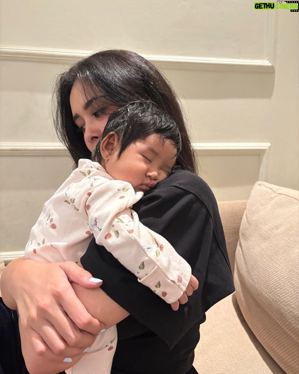 Ayushita - 26.6K Likes - Lihatlah aku berproses ✨ dari tegang sampai jadi traaaanquilllooooo 😌 kewl huh?
Terima kasih dibolehin gendong-gendong ur happiness, makes me happy too 💞🧚♀️ slide 3 cuteness overload 🫶🏼