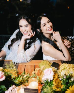 Ayushita Instagram - Gala Dinner film 2nd Miracle in Cell No.7 kemarin 🤍🤍🤍 

25 Desember di Bioskop siap-siap tissue yang banyak yah. 😭😭😭

Ayushita :

Styled @wanda_haraa 
Dress @saptodjojokartiko 
Accessories @adellejewellery
Makeup @nadiaokamakeup 
Hair @adehairdo 
Photo @armanfebryan & @snap.nuel