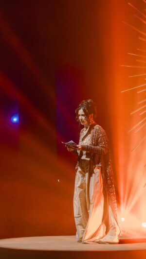Ayushita Instagram - Bernarasi ditemani Btara Surya dan mereka yang cinta budaya 🌞 Anugerah Kebudayaan Indonesia ~ Rahayu Sagung Dumadi 🌞🙏🏽

Ayushita 

Makeup @nadiaokamakeup 
Hair @adehairdo 
Styled @aderio 
Dress @pt.pupukindonesia @tatakuntari @pika.pupukindonesia @rumahbumn.sulsel x @mayaratih.id #banggaUMKMPupukIndonesia
Video @audreyhafiz