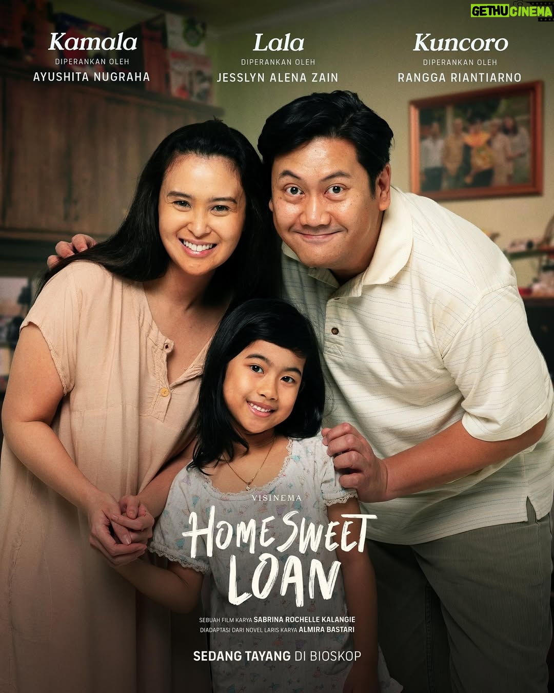 Ayushita - 2.1K Likes - Aku Kamala, kakak perempuan yang sayang banget sama Kaluna walaupun sering merepotkan 🥹💚
Bersama anak dan suamiku, Kuncoro, kami harus tinggal serumah karena pernah ditimpa masalah besar.
Masalahnya apa? yuk nonton Home Sweet Loan sekarang di bioskop!
#AkuKaluna #FilmHSL #HomeSweetLoanFilm #PejuangHidup #PejuangRupiah #PejuangKeluarga #PejuangRumah