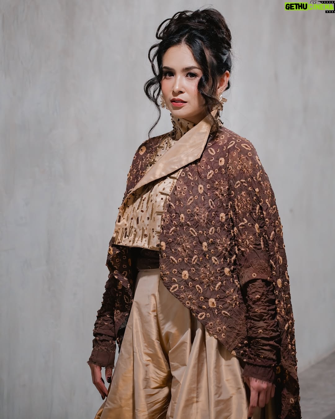 Ayushita - 3 Likes - Anugerah Kebudayaan Indonesia
Makeup @nadiaokamakeup
Hair @adehairdo
Styled @aderio
Dress @pt.pupukindonesia @tatakuntari @pika.pupukindonesia @rumahbumn.sulsel x @mayaratih.id #banggaUMKMPupukIndonesia
Photo @audreyhafiz