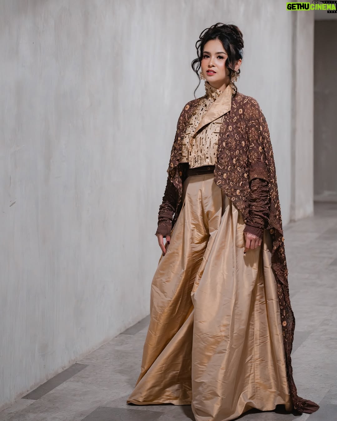 Ayushita - 3 Likes - Anugerah Kebudayaan Indonesia
Makeup @nadiaokamakeup
Hair @adehairdo
Styled @aderio
Dress @pt.pupukindonesia @tatakuntari @pika.pupukindonesia @rumahbumn.sulsel x @mayaratih.id #banggaUMKMPupukIndonesia
Photo @audreyhafiz