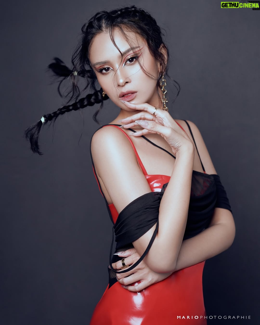 Ayushita - 3 Likes - The season to sparkle ✨
@ayushita in @samastudiofficial
Earring by @jacquemus
photo by @mariophotographie
styled by @iwanlatiff
Mua by @itsfrankywu
hair by @kim_mefta
Nail by @linneabeautybar_id
fashion team @dianacilsxx