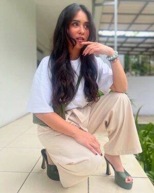 Ayushita Instagram - Kan ? Sama kan? Kalau mau pergi labil mau pakai yang mana ? Please HELP pilihin 1 untuk aku.. me love em all ! ♥️ @jethebrand ♥️