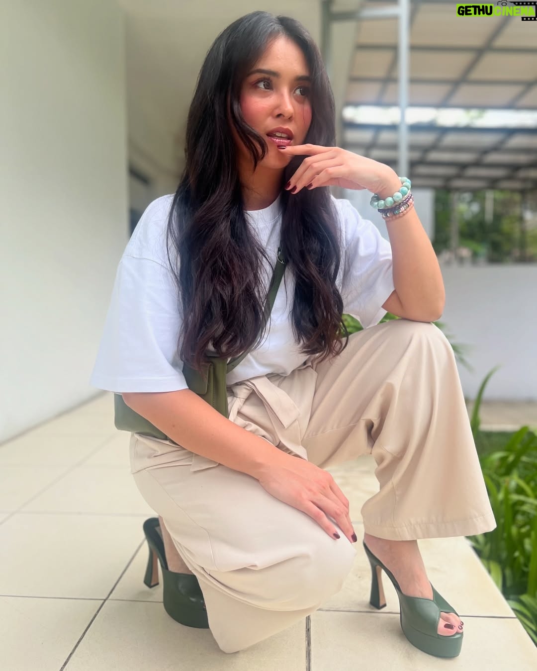 Ayushita - 3 Likes - Kan ? Sama kan? Kalau mau pergi labil mau pakai yang mana ? Please HELP pilihin 1 untuk aku.. me love em all ! ♥️ @jethebrand ♥️