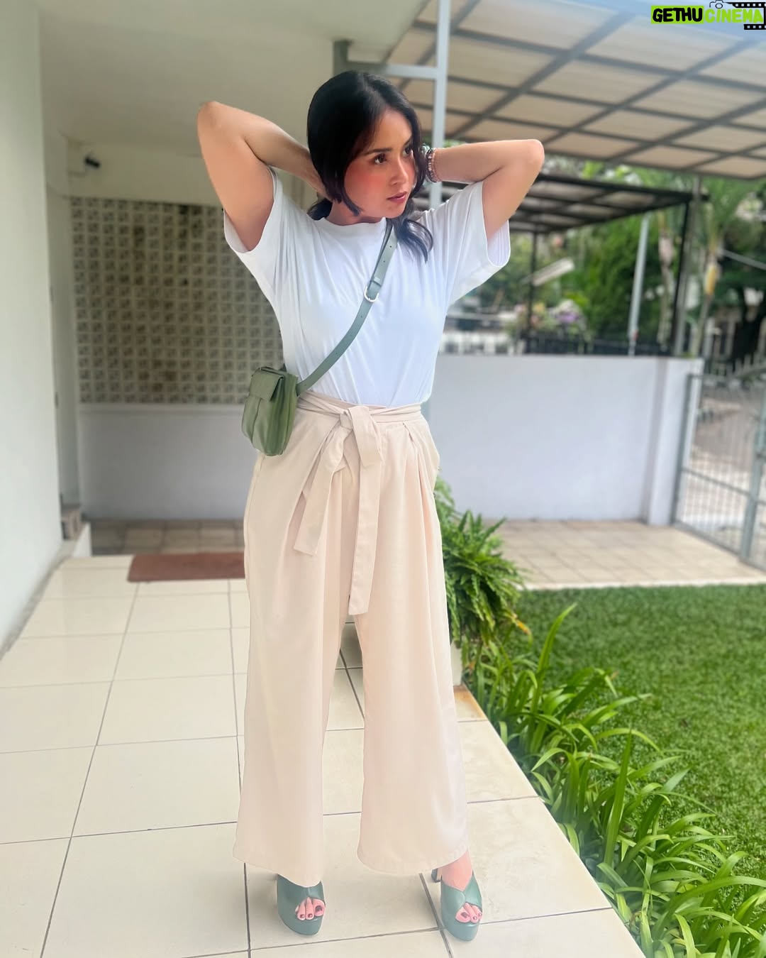 Ayushita - 3 Likes - Kan ? Sama kan? Kalau mau pergi labil mau pakai yang mana ? Please HELP pilihin 1 untuk aku.. me love em all ! ♥️ @jethebrand ♥️