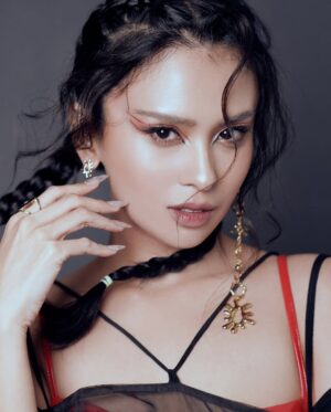 Ayushita Instagram - The season to sparkle ✨

@ayushita in @samastudiofficial
Earring by @jacquemus
photo by @mariophotographie 
styled by @iwanlatiff 
Mua by @itsfrankywu
hair by @kim_mefta
Nail by @linneabeautybar_id 
fashion team @dianacilsxx