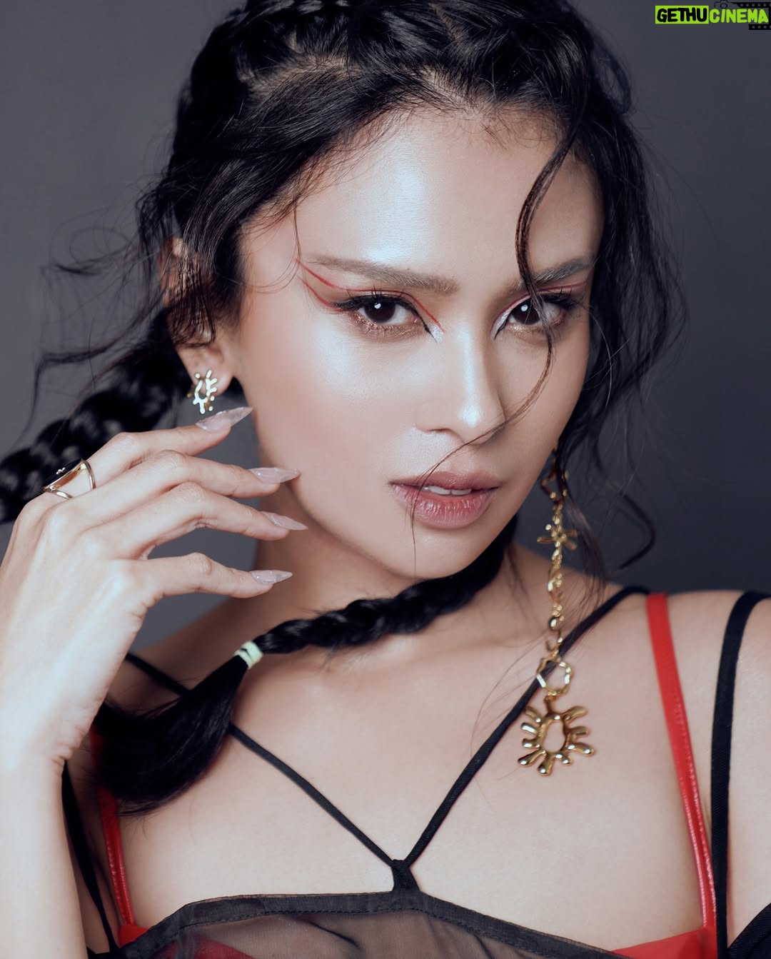 Ayushita - 3 Likes - The season to sparkle ✨
@ayushita in @samastudiofficial
Earring by @jacquemus
photo by @mariophotographie
styled by @iwanlatiff
Mua by @itsfrankywu
hair by @kim_mefta
Nail by @linneabeautybar_id
fashion team @dianacilsxx