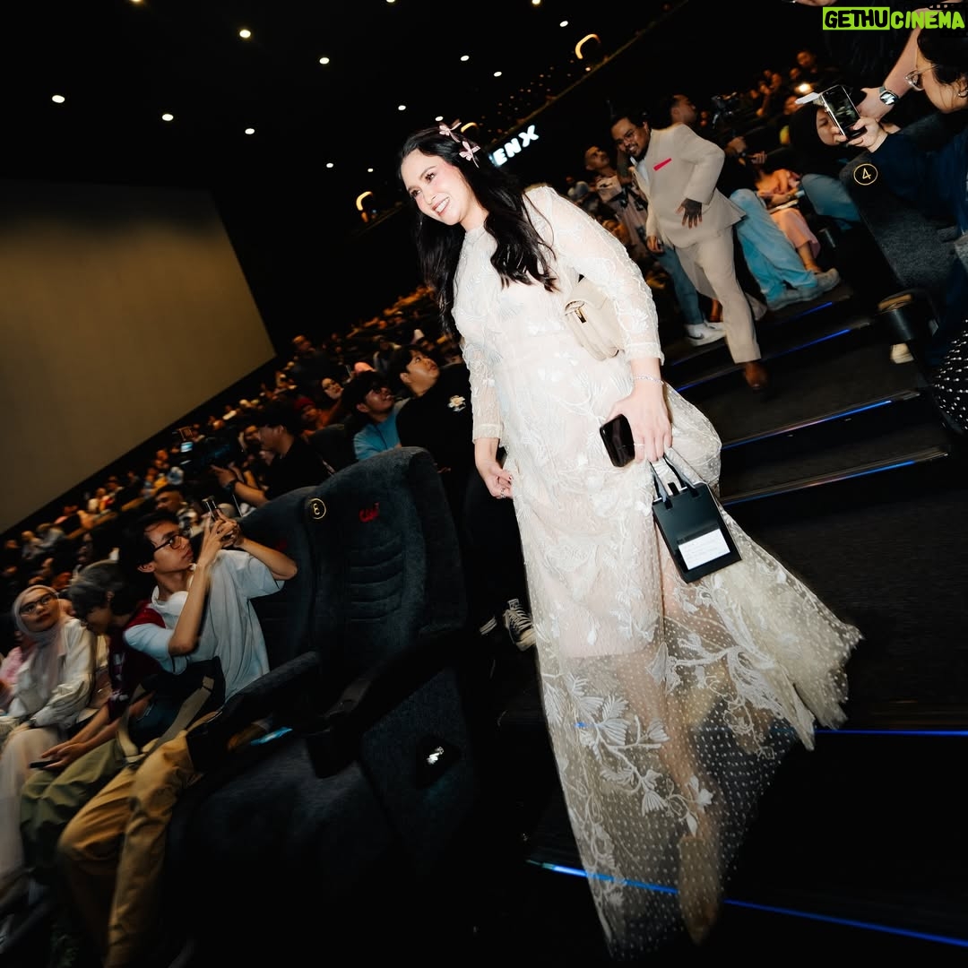 Ayushita - 3 Likes - Sudah ketemu Bu Kemala di bioskop belum ? 👀
Styled @wanda_haraa
Dress @saptodjojokartiko
Accessories @adellejewellery
Makeup @gunawan_beaute
Photo @armanfebryan & @snap.nuel
#2ndmiracleincellno7