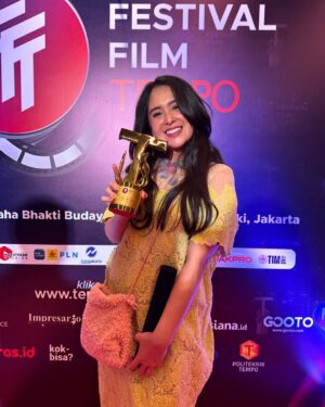 Ayushita Instagram - Terima kasih Gusti Allah Terima kasih orangtua saya kakak-kakak dan adik saya,  jajaran manusia terkasihku, para sahabat dan kerabat yang selalu cintai dan support saya tanpa batas, Berkah dalem Gusti 🤍✨🙏🏽 Terima Kasih @tempodotco dan para juri, i am so honored and grateful 🙏🏽

Video source : Tempodotco