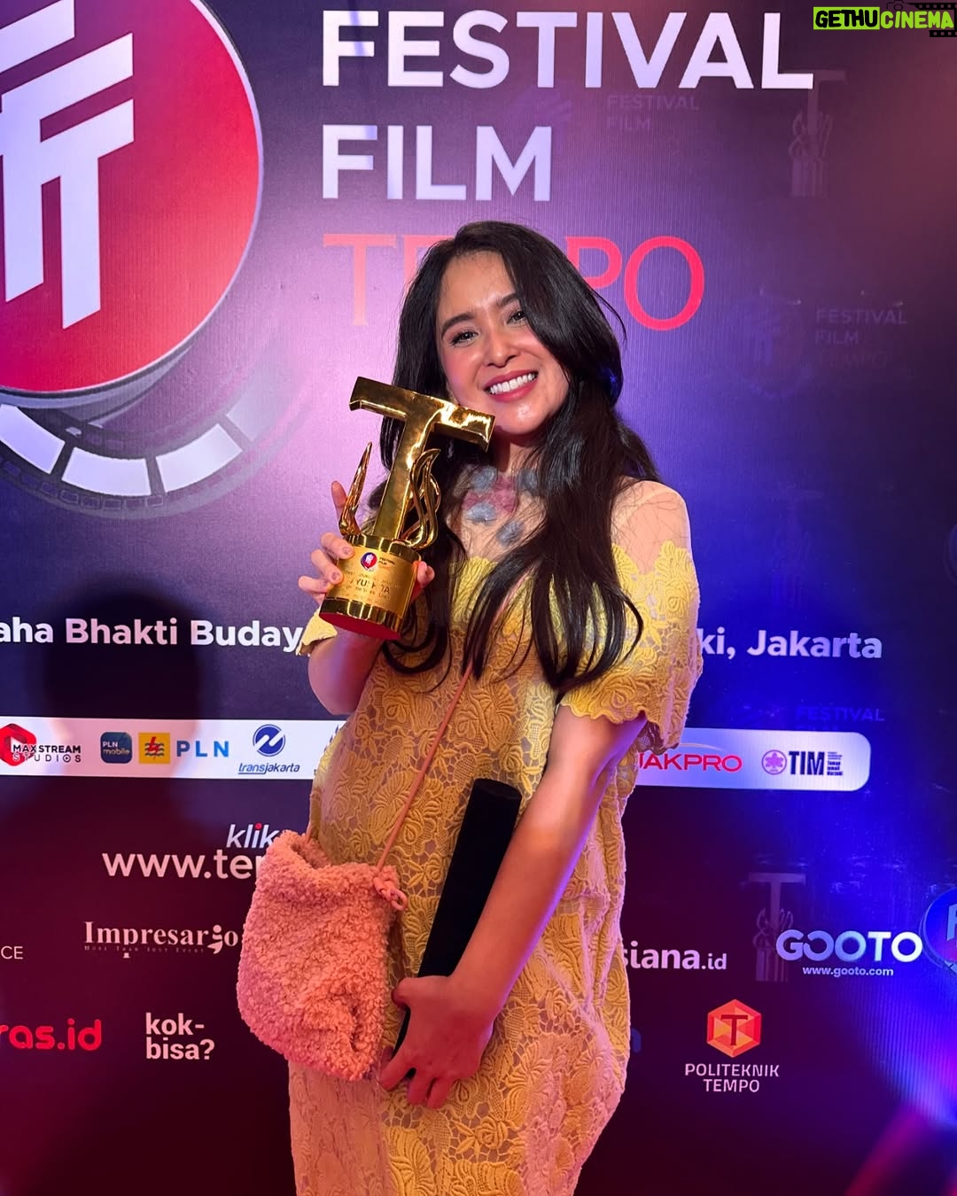 Ayushita - 8.6K Likes - Terima kasih Gusti Allah Terima kasih orangtua saya kakak-kakak dan adik saya, jajaran manusia terkasihku, para sahabat dan kerabat yang selalu cintai dan support saya tanpa batas, Berkah dalem Gusti 🤍✨🙏🏽 Terima Kasih @tempodotco dan para juri, i am so honored and grateful 🙏🏽
Video source : Tempodotco