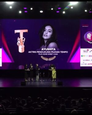 Ayushita Instagram - Terima kasih Gusti Allah Terima kasih orangtua saya kakak-kakak dan adik saya,  jajaran manusia terkasihku, para sahabat dan kerabat yang selalu cintai dan support saya tanpa batas, Berkah dalem Gusti 🤍✨🙏🏽 Terima Kasih @tempodotco dan para juri, i am so honored and grateful 🙏🏽

Video source : Tempodotco