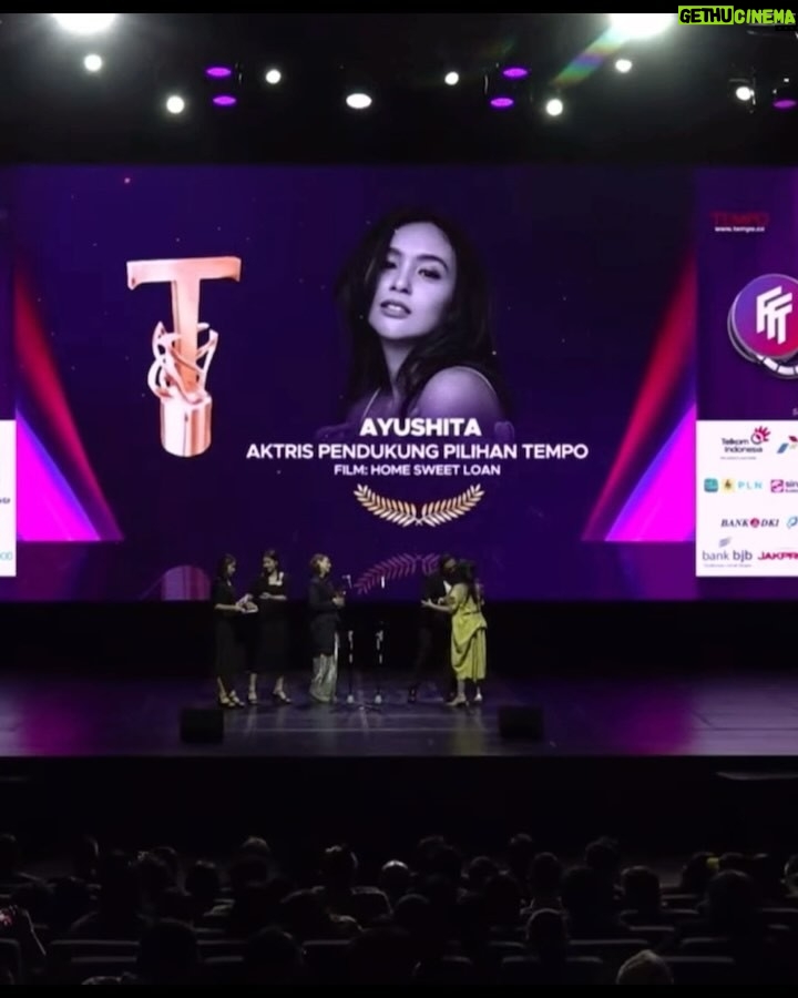 Ayushita - 8.6K Likes - Terima kasih Gusti Allah Terima kasih orangtua saya kakak-kakak dan adik saya, jajaran manusia terkasihku, para sahabat dan kerabat yang selalu cintai dan support saya tanpa batas, Berkah dalem Gusti 🤍✨🙏🏽 Terima Kasih @tempodotco dan para juri, i am so honored and grateful 🙏🏽
Video source : Tempodotco