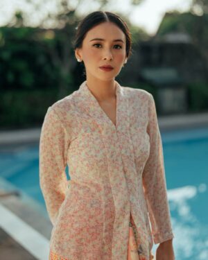 Ayushita Instagram - Salah satu nikmat besar adalah ketika berproses dalam 1 project dan diberikan kepercayaan utuh oleh semua pihak, produser, sutradara, former casts!

Dan masuk menjadi bagian dari keluarga Bapak dan Ibu Broto jadi bisa kujalani dengan mudah ringan dan menyenangkan.. 

Terima kasih hangat sambutnya untuk aku bergabung disini dari awal pre-pro sampai sekarang…

😌🤏🏽 

Seneng deh akhirnya setelah hampir 2 tahun nunggu, sebentar lagi series Losmen Bu Broto tayang!

Aku beneran seneng banget shootingnya, 2 bulan yang menyenangkan di Jogja! Mudah-mudahan jadi tontonan yang menyenangkan juga untuk kalian 🫶🏼 

See you all very soon !! 

📸 @fadhalsidqi