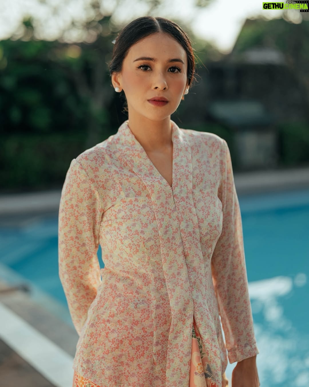 Ayushita - 4.5K Likes - Salah satu nikmat besar adalah ketika berproses dalam 1 project dan diberikan kepercayaan utuh oleh semua pihak, produser, sutradara, former casts!
Dan masuk menjadi bagian dari keluarga Bapak dan Ibu Broto jadi bisa kujalani dengan mudah ringan dan menyenangkan..
Terima kasih hangat sambutnya untuk aku bergabung disini dari awal pre-pro sampai sekarang…
😌🤏🏽
Seneng deh akhirnya setelah hampir 2 tahun nunggu, sebentar lagi series Losmen Bu Broto tayang!
Aku beneran seneng banget shootingnya, 2 bulan yang menyenangkan di Jogja! Mudah-mudahan jadi tontonan yang menyenangkan juga untuk kalian 🫶🏼
See you all very soon !!
📸 @fadhalsidqi