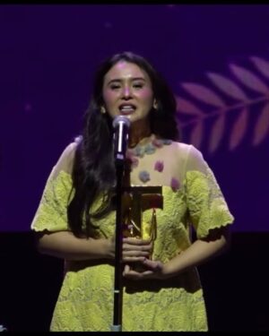 Ayushita Instagram - Terima kasih Gusti Allah Terima kasih orangtua saya kakak-kakak dan adik saya,  jajaran manusia terkasihku, para sahabat dan kerabat yang selalu cintai dan support saya tanpa batas, Berkah dalem Gusti 🤍✨🙏🏽 Terima Kasih @tempodotco dan para juri, i am so honored and grateful 🙏🏽

Video source : Tempodotco