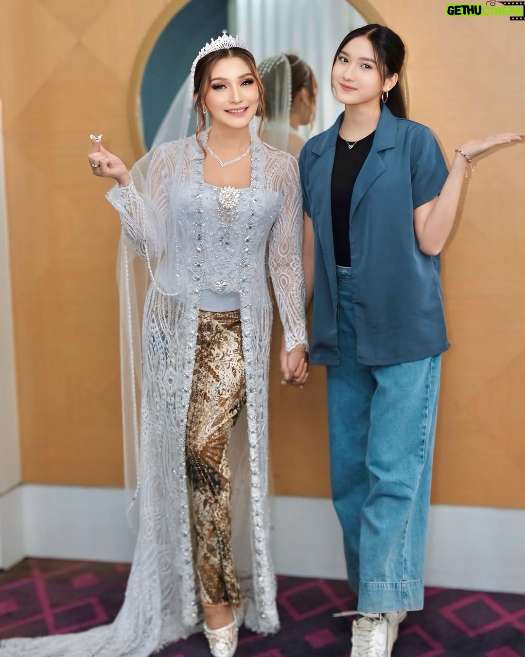 Baby Margaretha - 3 Likes - Mini Me ā¤ļø
Eternal togetherness, unending joy
MUA @anneprima_makeup x @safalavienawedding
Attire @safalavienawedding
Hair Do @ayu_berindang
Wardrobe @resshapratiwi18
Photo @fael_photoart
#MomAndDaughter #Daughter #minime #BridalPhotoshoot #IndonesianWedding #kebaya #makeuplook #traditionalwedding #makeupdetails #safalavienawedding #whitedress #photomodel #bridalmodel #indonesianmodel #babymargaretha #beautifulinwhite
