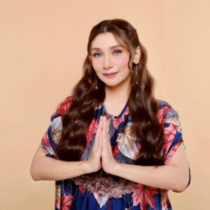 Baby Margaretha Instagram - Selamat berbuka untuk kamu yang paling setia menunggu siaran azan Magrib di TV 😇

#ramadhan #fasting #photogram #ootd #kaftan #babymargaretha #ramadhan2024 #ramadhankareem #ramadhanvibes
