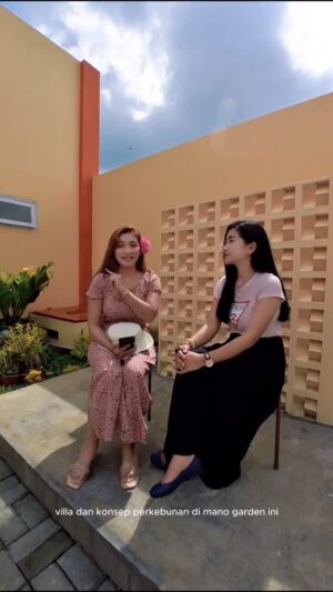Baby Margaretha Instagram - Wawancara lebih dekat dengan @shiput.official pengelola @mano_garden_villa 🧡

Keseruan weekend kali ini di @manogarden bisa petik Strawberry🍓 , Anggur🍇, Lemon🍋 dan Bunga Mawar🌹
Villa nya juga ga kalah nyaman homey banget berasa rumah sendiri dengan udara yang sejuk dan fasilitas yang Superrrr Lengkappp!!! 😍

Fasilitas Villa :

* Cafe
* Resto
* Villa 2 lantai
* Family Room
* Kolam Renang
* Karaoke
* WIFI
* water heater
* Alat barbeque
* dapur lengkap
* free 4 extra bed
* parkiran luas

Perkebunan : 

* Lemon
* Anggur
* Strawberry 
* Bunga Mawar
* sayur2an lengkap

📍 @mano_garden_villa 
Jalan Manoko 48, Lembang Bandung Jawa Barat

#mano #manovilla #manogardenvilla #babymargaretha #indonesianmodel #reviewvilla #reviewvillabandung #bandungplacetogo #lembang #bandung #instalike #instatravel #villa #villabandung #villalembang