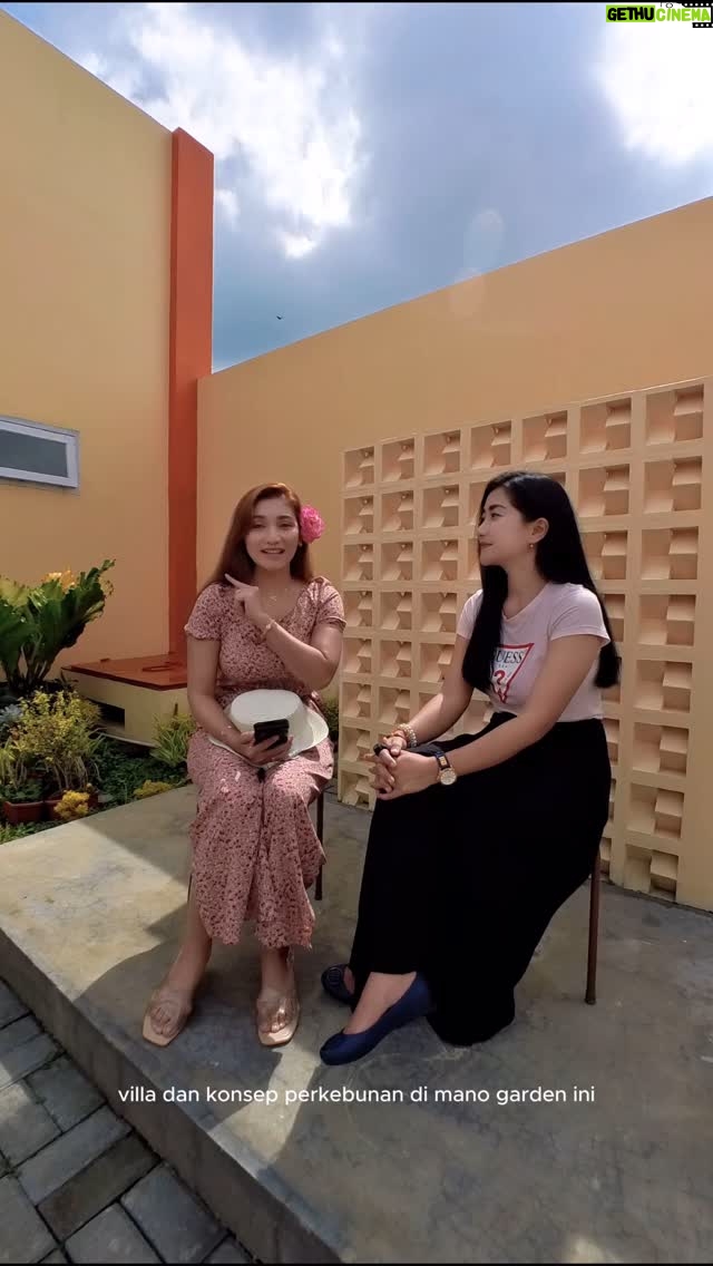 Baby Margaretha - 3 Likes - Wawancara lebih dekat dengan @shiput.official pengelola @mano_garden_villa š§”
Keseruan weekend kali ini di @manogarden bisa petik Strawberryš , Anggurš, Lemonš dan Bunga Mawarš¹
Villa nya juga ga kalah nyaman homey banget berasa rumah sendiri dengan udara yang sejuk dan fasilitas yang Superrrr Lengkappp!!! š
Fasilitas Villa :
* Cafe
* Resto
* Villa 2 lantai
* Family Room
* Kolam Renang
* Karaoke
* WIFI
* water heater
* Alat barbeque
* dapur lengkap
* free 4 extra bed
* parkiran luas
Perkebunan :
* Lemon
* Anggur
* Strawberry
* Bunga Mawar
* sayur2an lengkap
š @mano_garden_villa
Jalan Manoko 48, Lembang Bandung Jawa Barat
#mano #manovilla #manogardenvilla #babymargaretha #indonesianmodel #reviewvilla #reviewvillabandung #bandungplacetogo #lembang #bandung #instalike #instatravel #villa #villabandung #villalembang