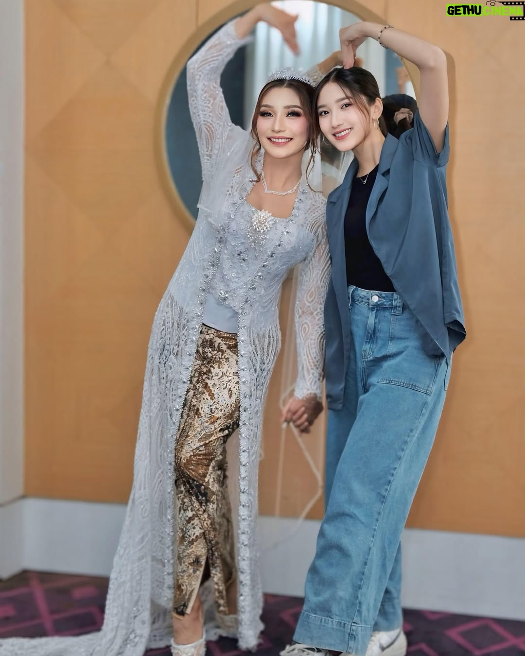 Baby Margaretha - 3 Likes - Mini Me ā¤ļø
Eternal togetherness, unending joy
MUA @anneprima_makeup x @safalavienawedding
Attire @safalavienawedding
Hair Do @ayu_berindang
Wardrobe @resshapratiwi18
Photo @fael_photoart
#MomAndDaughter #Daughter #minime #BridalPhotoshoot #IndonesianWedding #kebaya #makeuplook #traditionalwedding #makeupdetails #safalavienawedding #whitedress #photomodel #bridalmodel #indonesianmodel #babymargaretha #beautifulinwhite