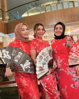 Baby Margaretha Instagram - #babymargaretha #babymargaretha1 #friendshipgoals #birthdaylunch #cheongsamdress #cheongsamtheme #ootd #redgirl #jingrestaurant #colourful #bandung