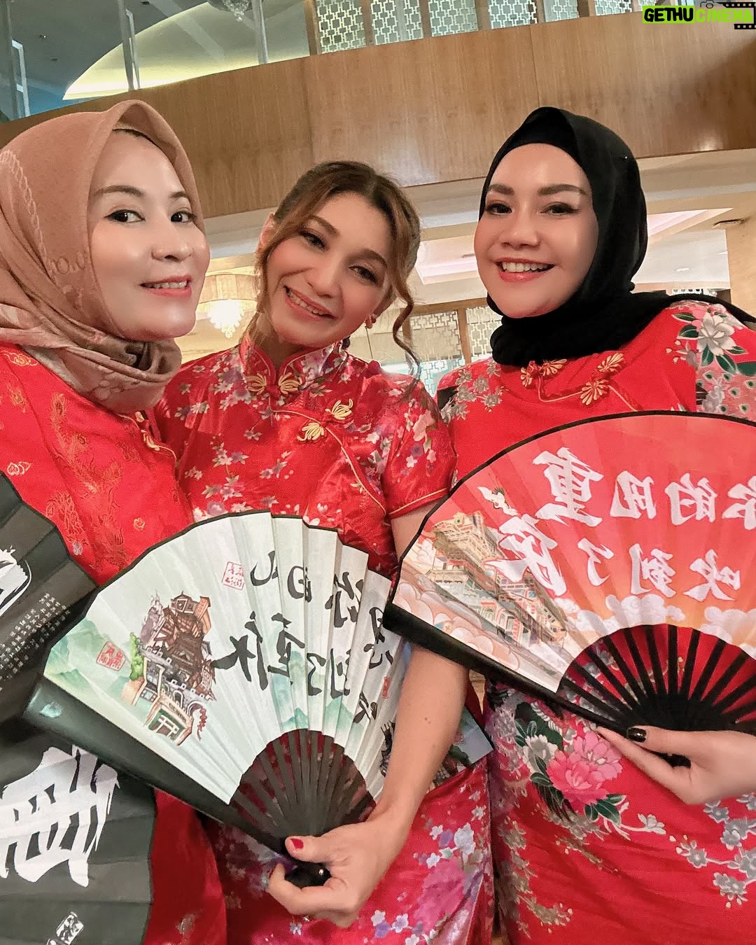 Baby Margaretha - 3 Likes - #babymargaretha #babymargaretha1 #friendshipgoals #birthdaylunch #cheongsamdress #cheongsamtheme #ootd #redgirl #jingrestaurant #colourful #bandung