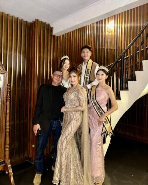 Baby Margaretha Instagram - Terima kasih kepada tim yang telah mendukung penampilan saya, dengan busana indah dari @tinongkebaya dan sentuhan makeup sempurna oleh @yanie_naya 

#MisterMissGrandTourismJawaBarat #MMGTIJabar #MMGTIIndonesia