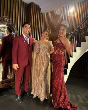 Baby Margaretha Instagram - Terima kasih kepada tim yang telah mendukung penampilan saya, dengan busana indah dari @tinongkebaya dan sentuhan makeup sempurna oleh @yanie_naya 

#MisterMissGrandTourismJawaBarat #MMGTIJabar #MMGTIIndonesia